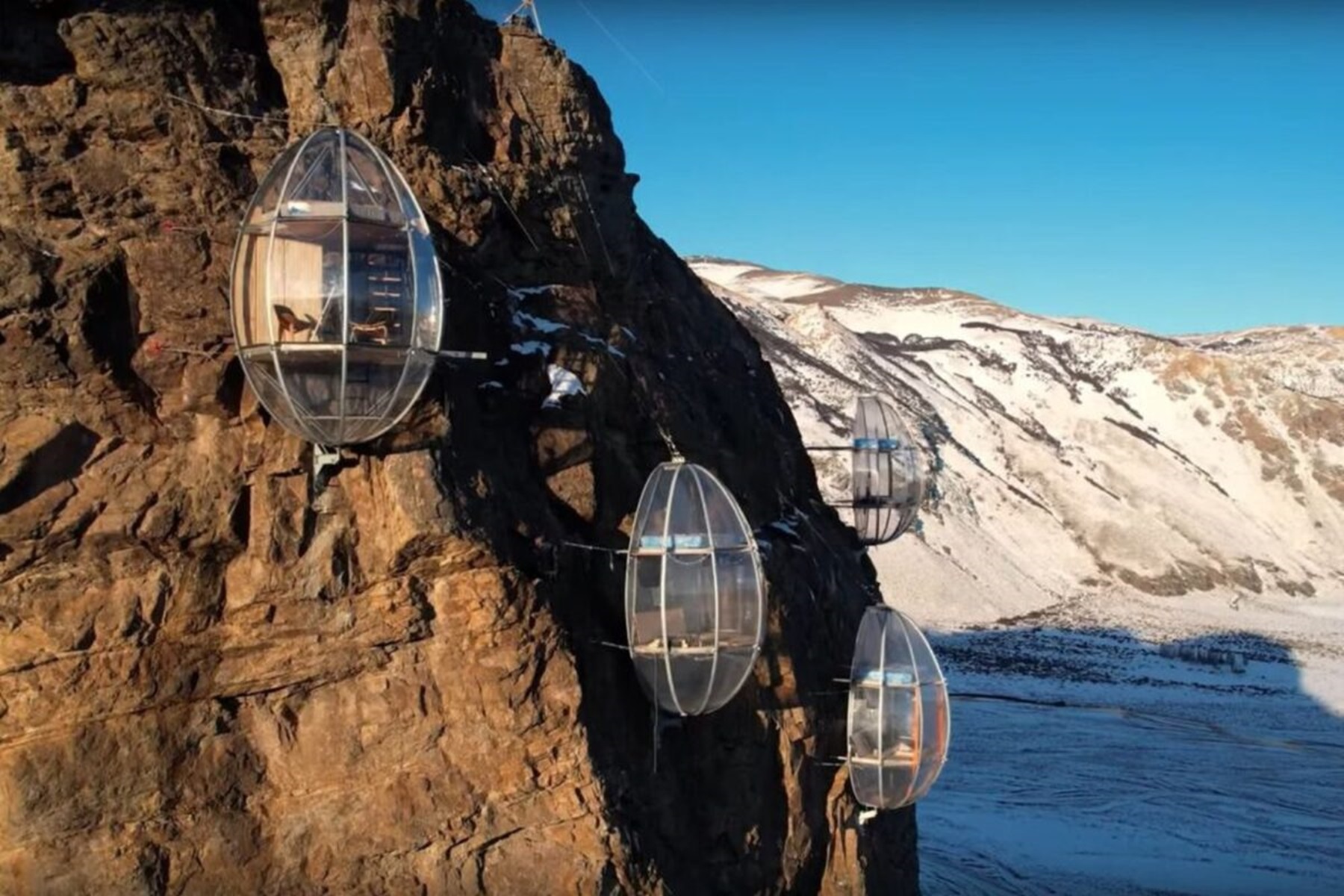 Avantura u hotelu u Patagoniji: Sobe vise u kapsulama na stijenama - Forbes