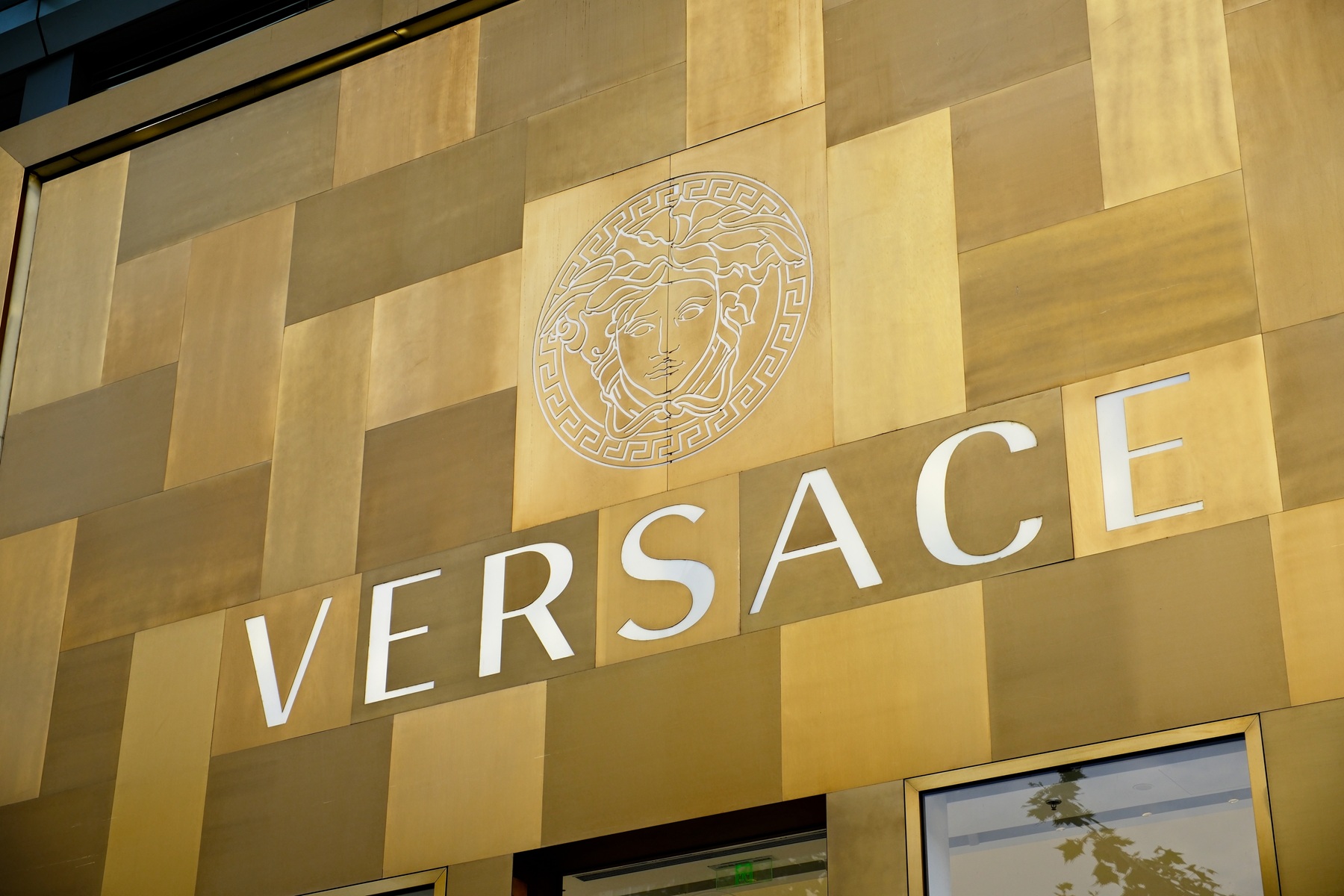 Versacе Poznato za koliko će Prada preuzeti Versaće - Forbes